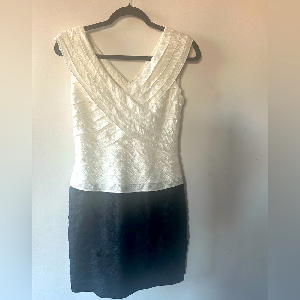 Adrianna Papell V-Neck Black/White Vintage Tiered-Layered Dress Size 10P.
